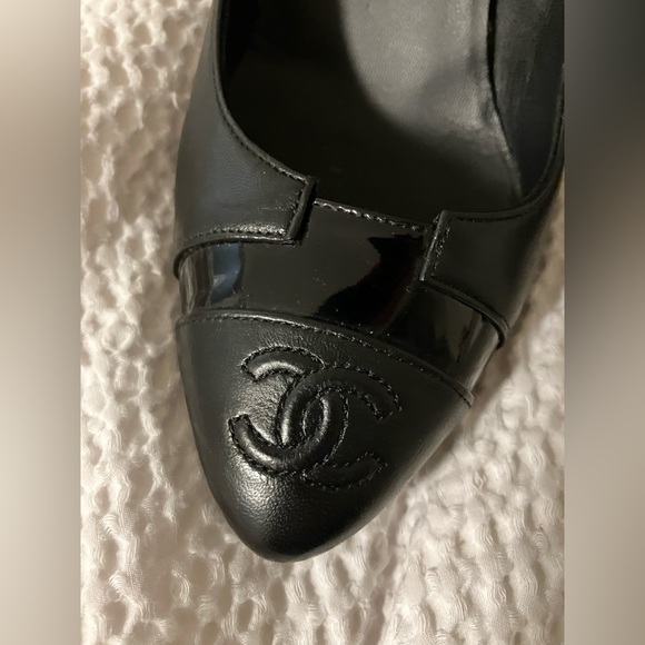 Chanel black pointed pumps with logo tip and gold heel - Picture 5 of 6